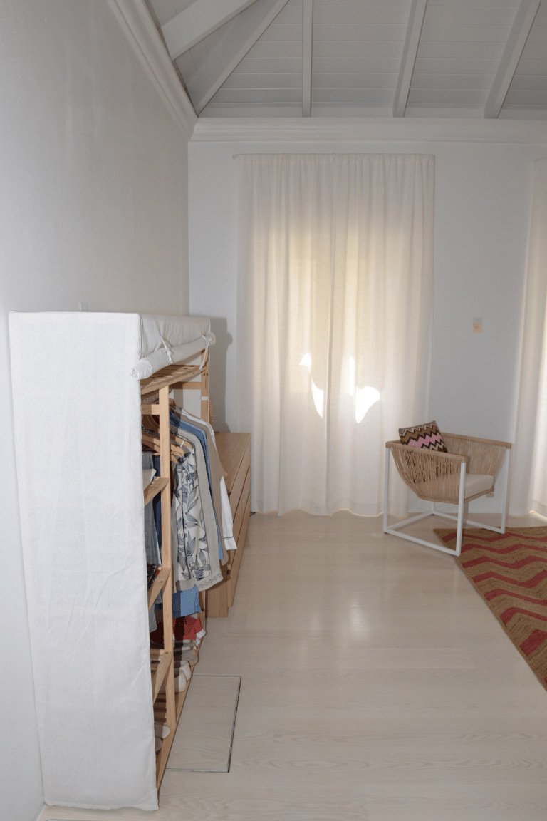 Sign #2: Their Wardrobe Is Deliberately Unremarkable (Image Credits: Wikimedia)