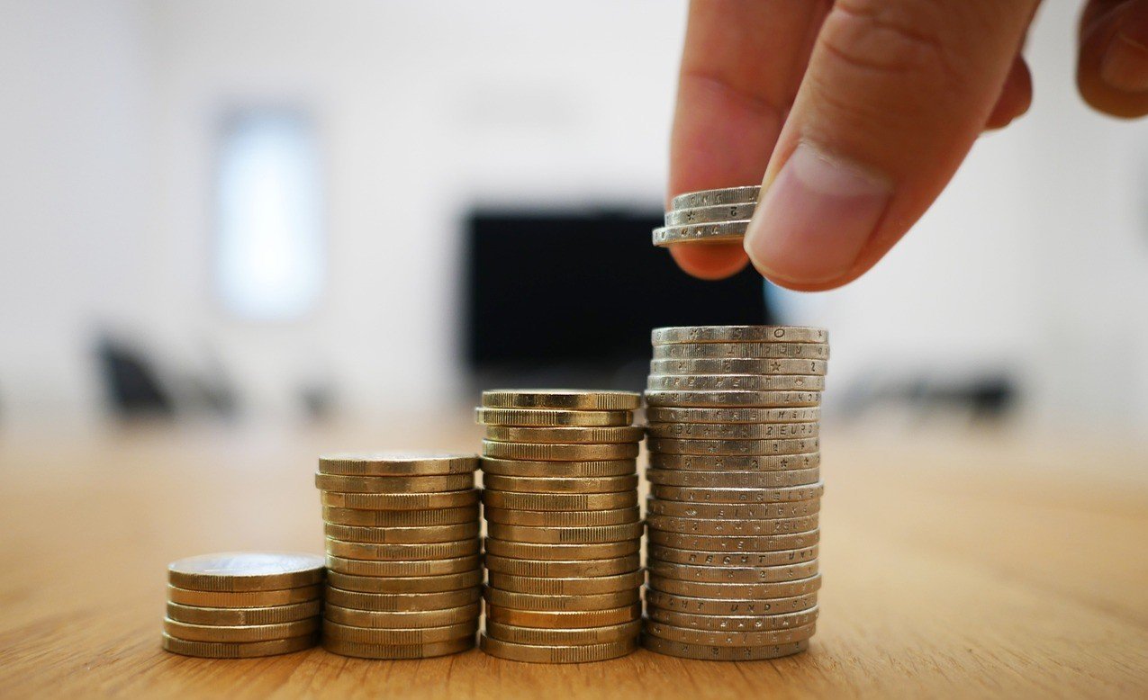 How Taxes Eat Into That Check for Wealthier Retirees (Image Credits: Pixabay)