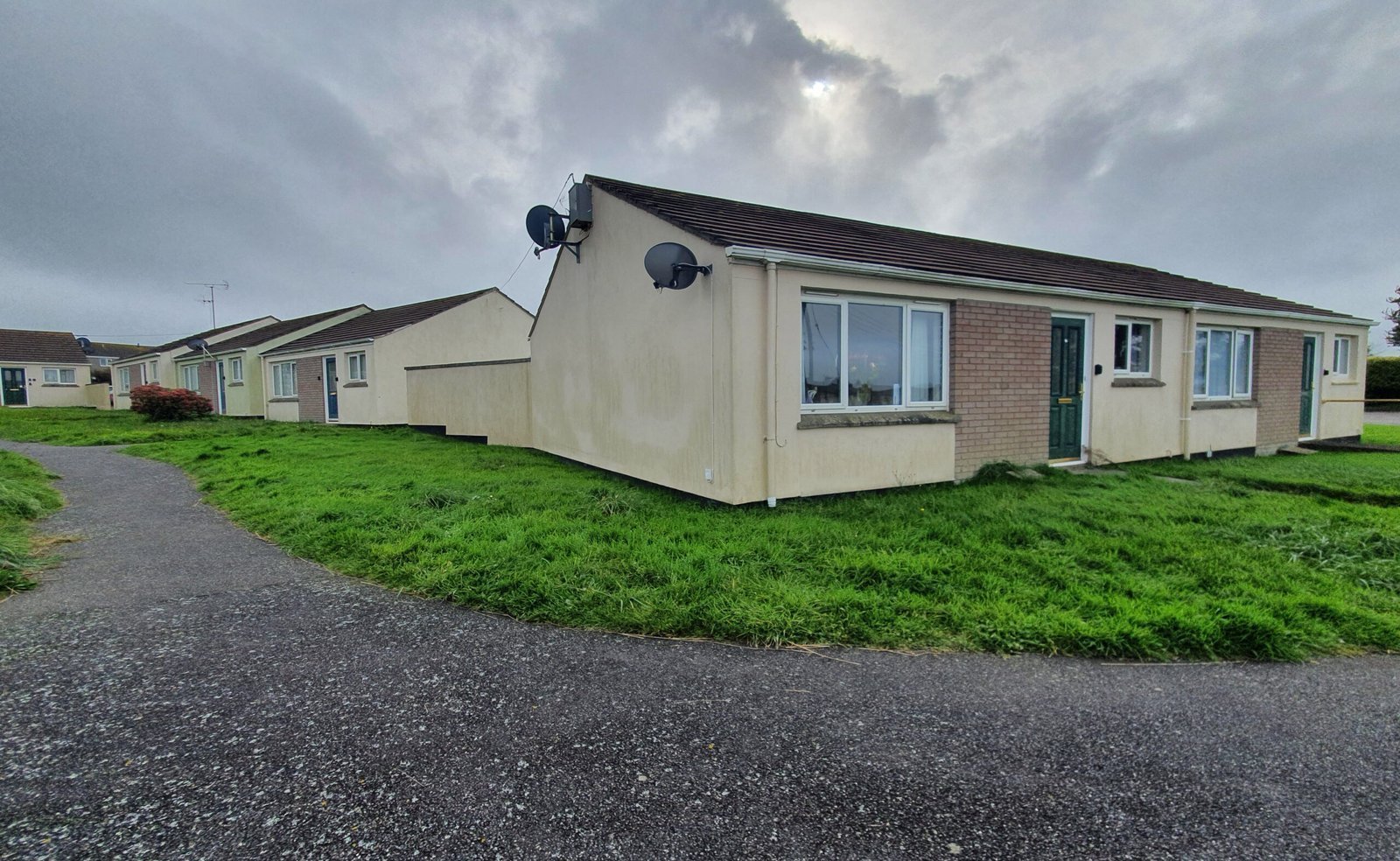 5. The Emotional Cost of Leaving Is Often Too High (Image Credits: Wikimedia)