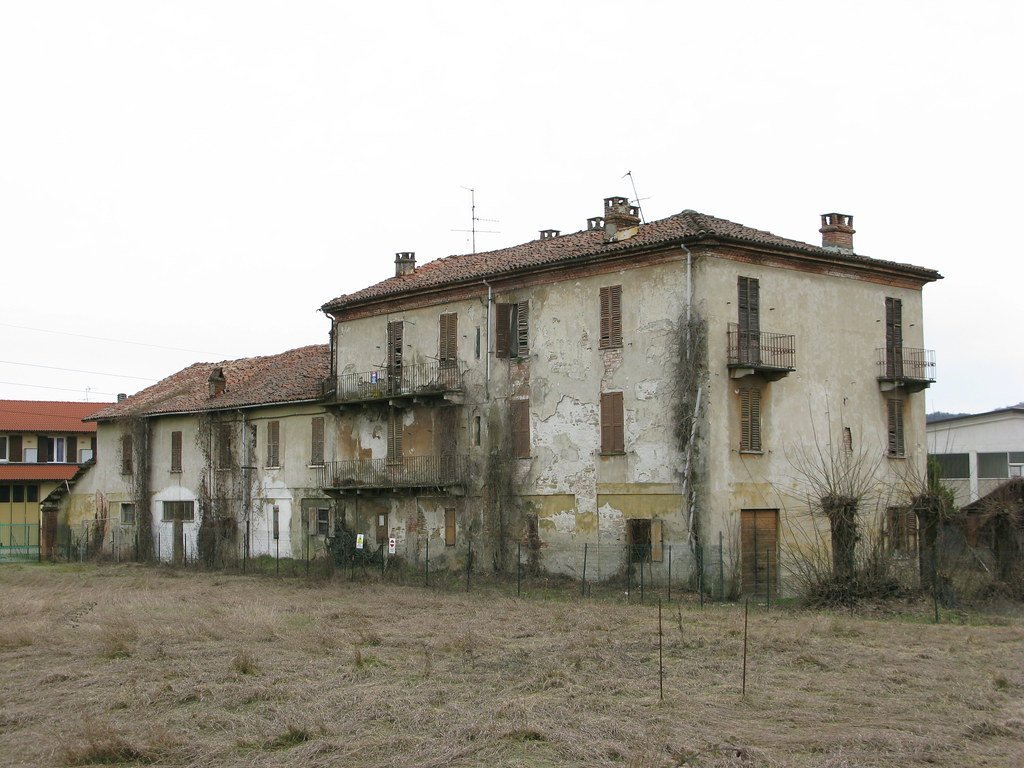 The 10 Forces Turning McMansion Suburbs Into Ghost Towns (Image Credits: Flickr)