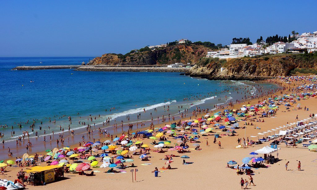 7. Climate, Lifestyle Quality, and Walkability Are Genuine Quality-of-Life Drivers (Image Credits: Flickr)