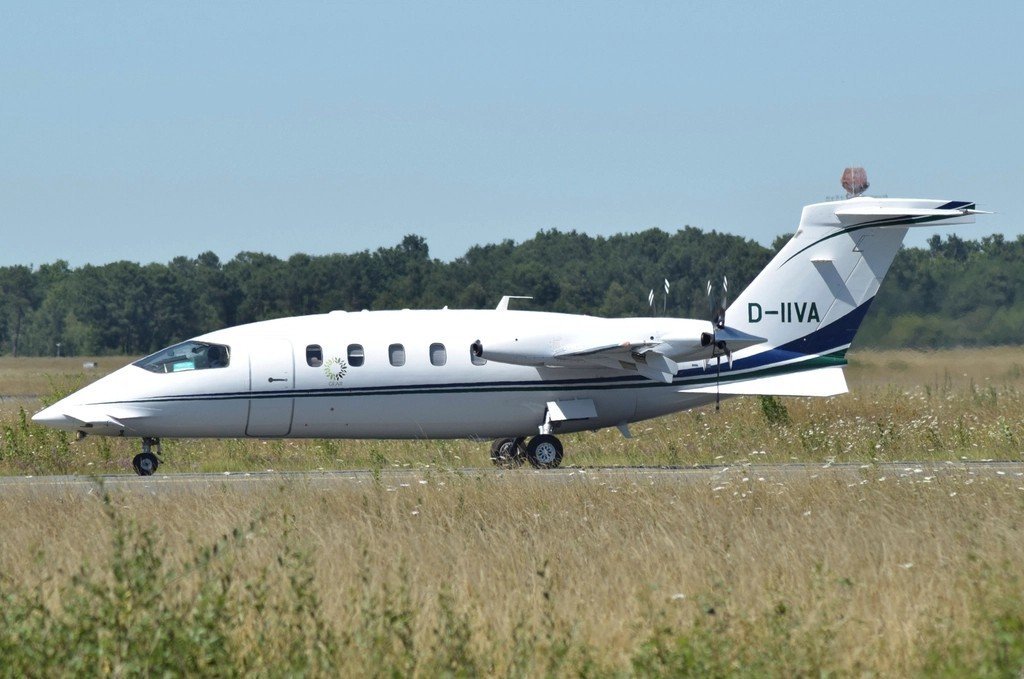 5. The Wealth Gap Is Real, and It Widens With Age (Image Credits: Rawpixel)