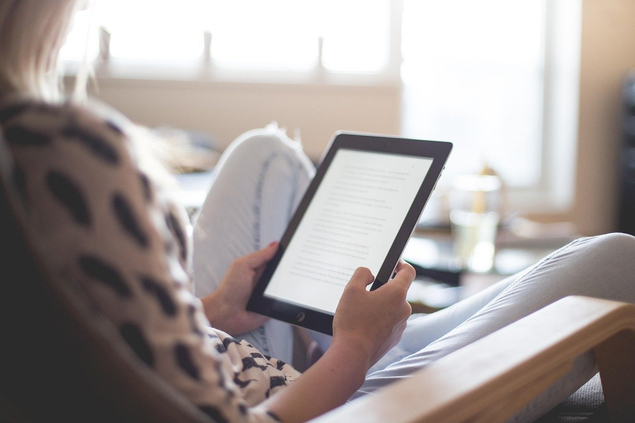 4. An E-Reader (Image Credits: Pixabay)