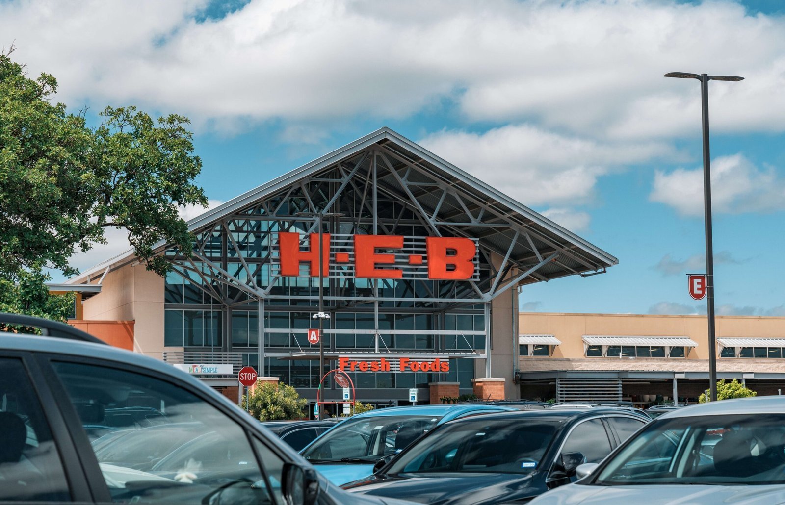 Store #8: H-E-B - The Texas Titan That Delivers Real Value (H-E-B Grocery Store and Parked Cars, Texas, CC BY 2.0)