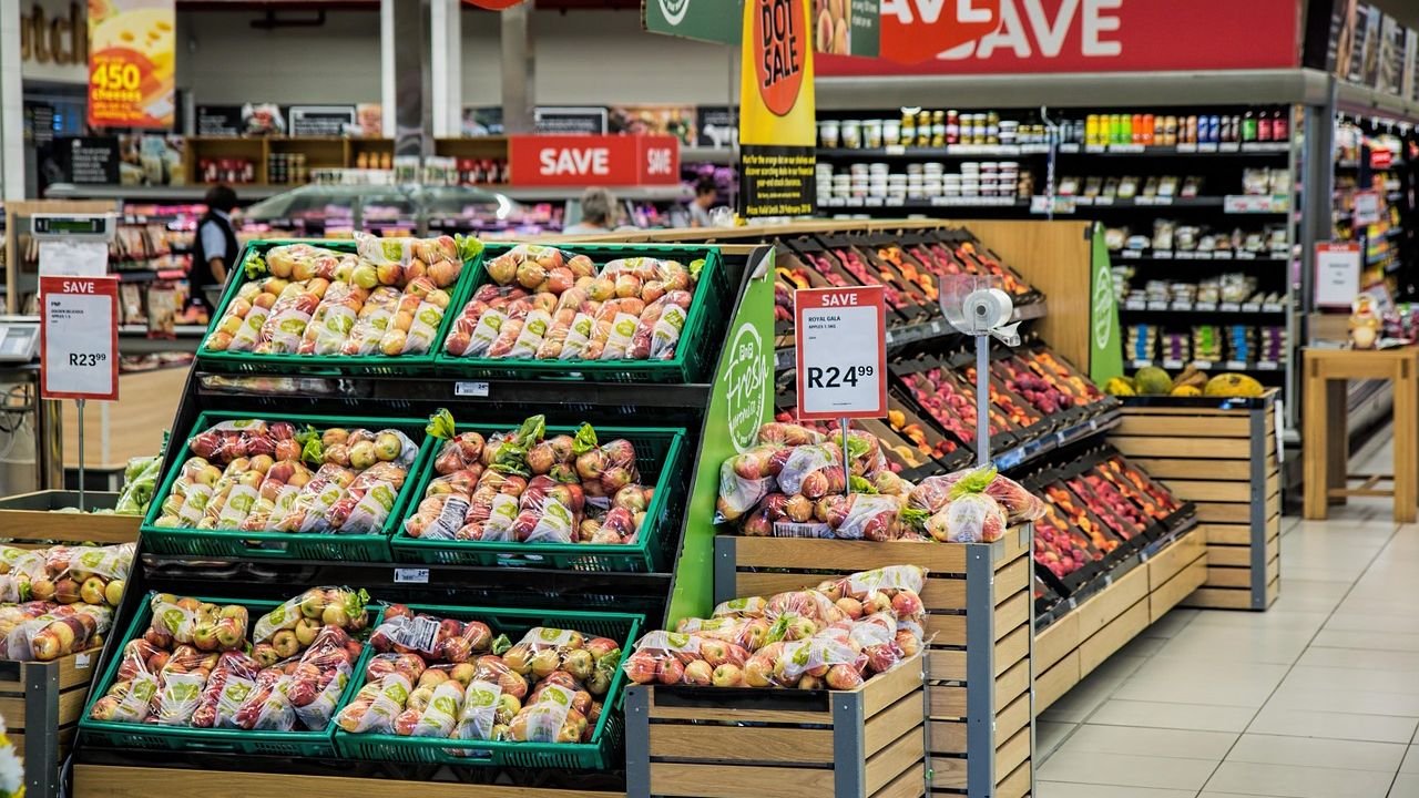 Why I Only Shop At These 9 Discount Grocers To Protect My Nest Egg