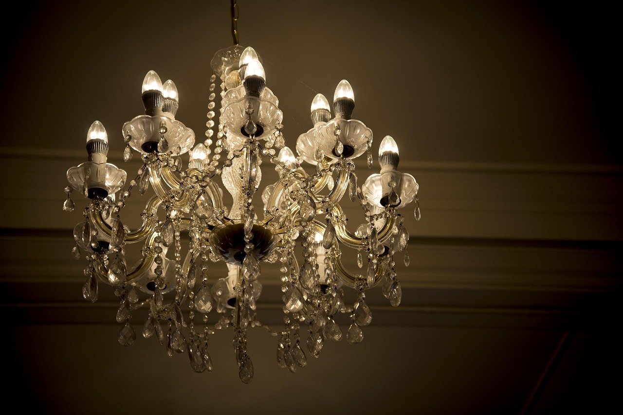 6. Statement Chandeliers and Classic Lighting Fixtures (Image Credits: Pixabay)