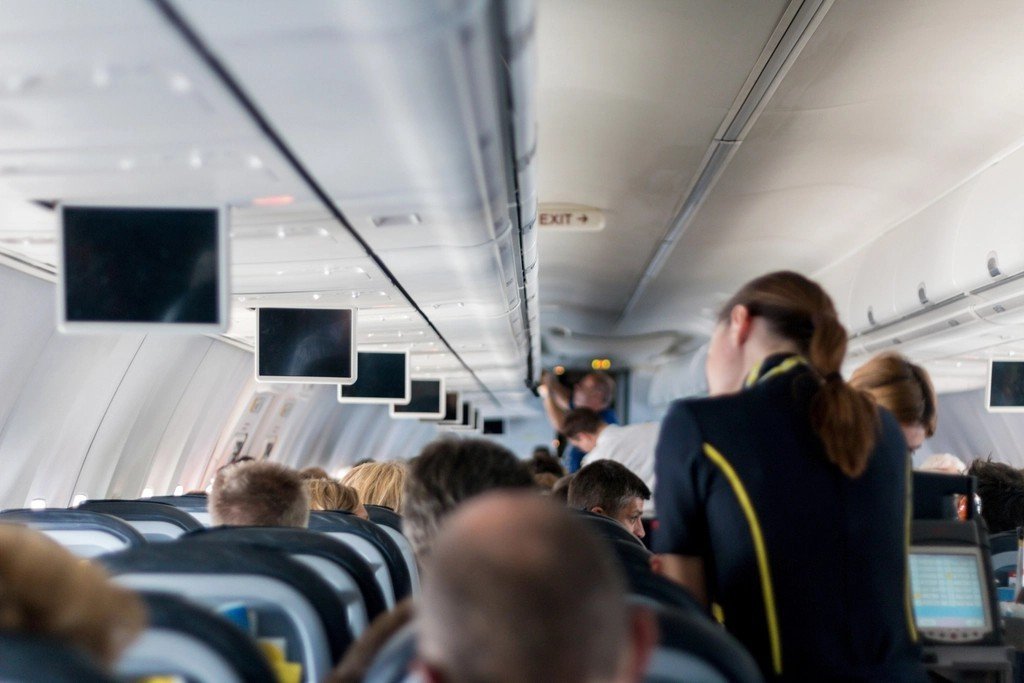 11. Treating Flight Attendants Like Servants Rather Than Safety Officers (Image Credits: Rawpixel)