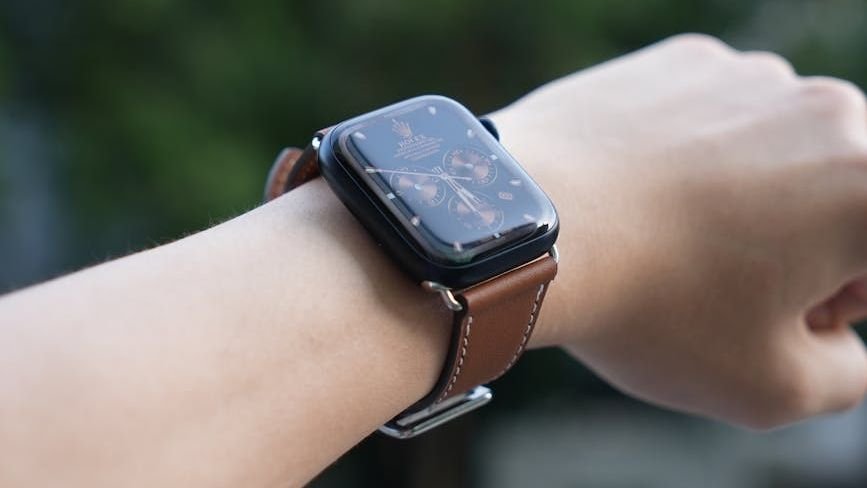 11 Things a Personal Stylist Notices About Your Financial Confidence Just by Looking at Your Watch