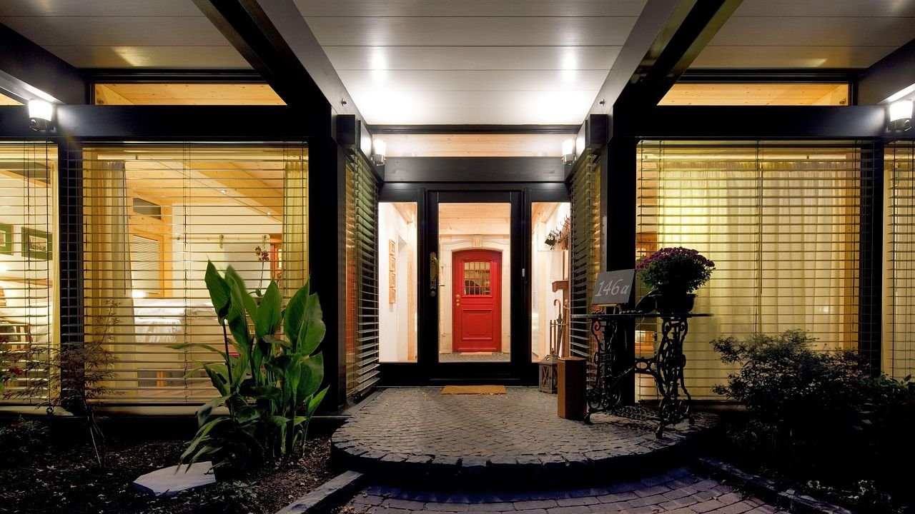 12 Things an Interior Designer Notices About Your Net Worth Within 10 Seconds of Entering Your Foyer