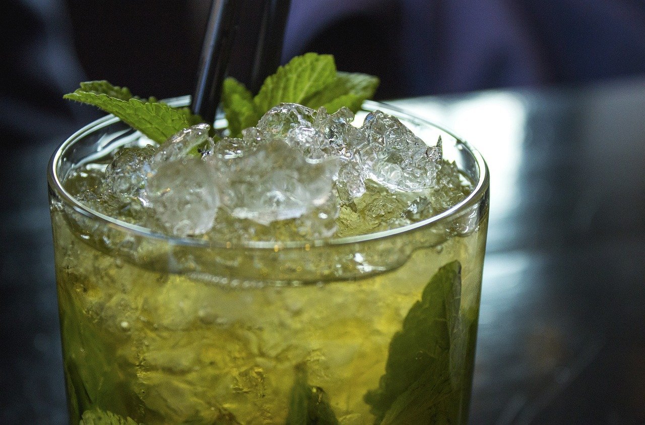 2. The Mojito: A Muddling Nightmare on a Busy Night (Image Credits: Pixabay)