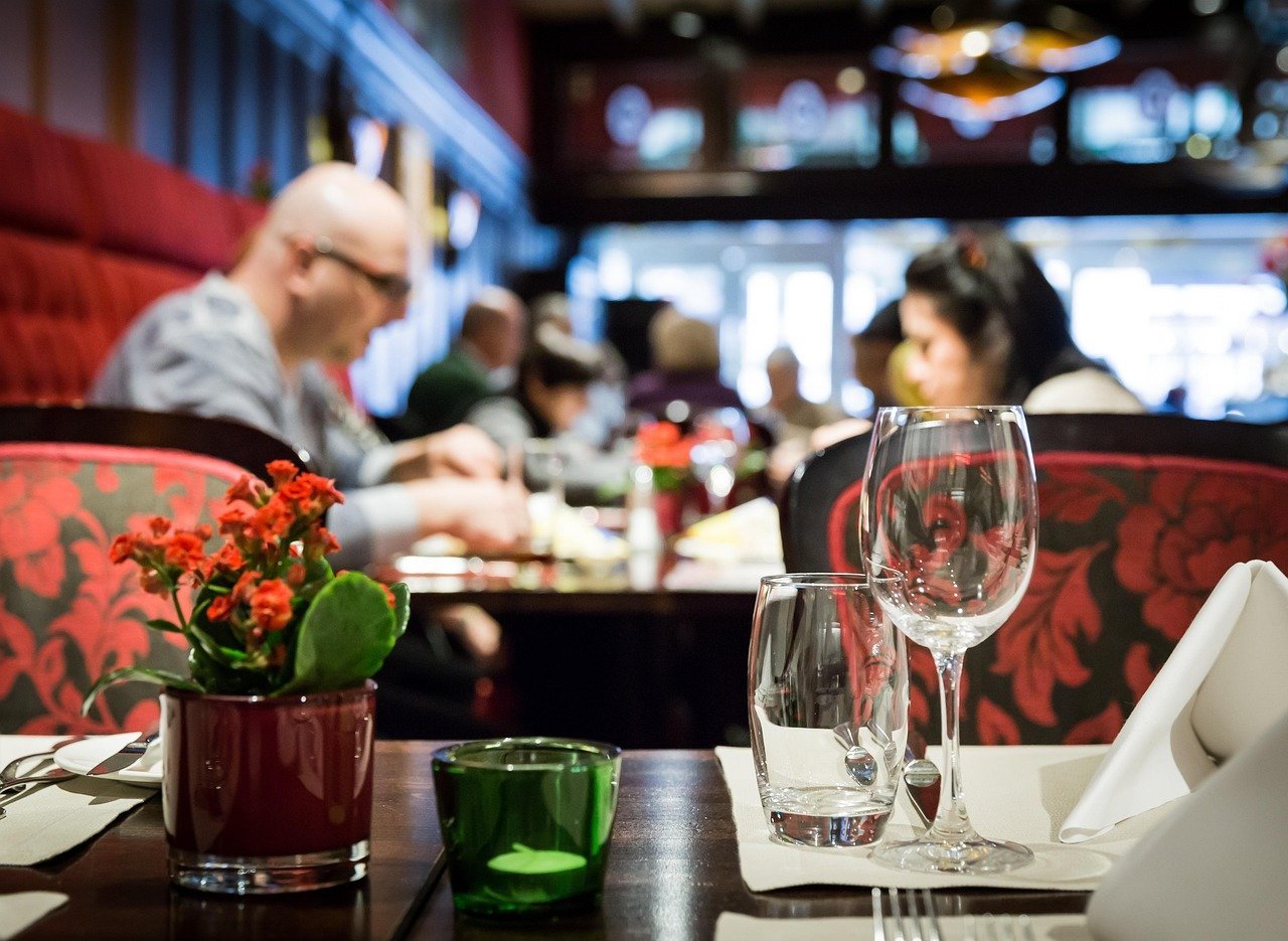 7. Staying at the Table Long After Paying - Especially During a Rush (Image Credits: Pixabay)