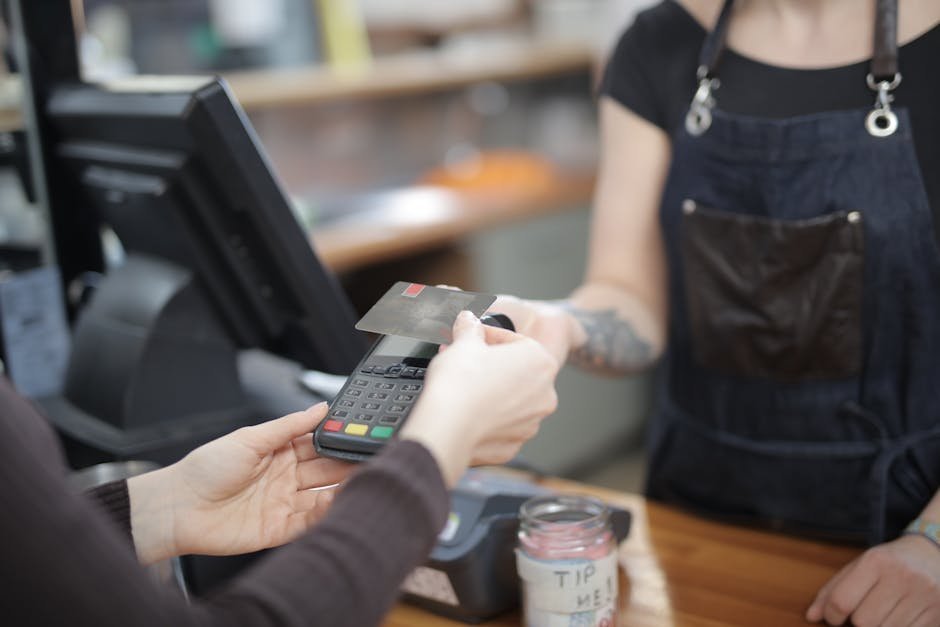 9. Tipping Based on the Discounted Total (Image Credits: Pexels)