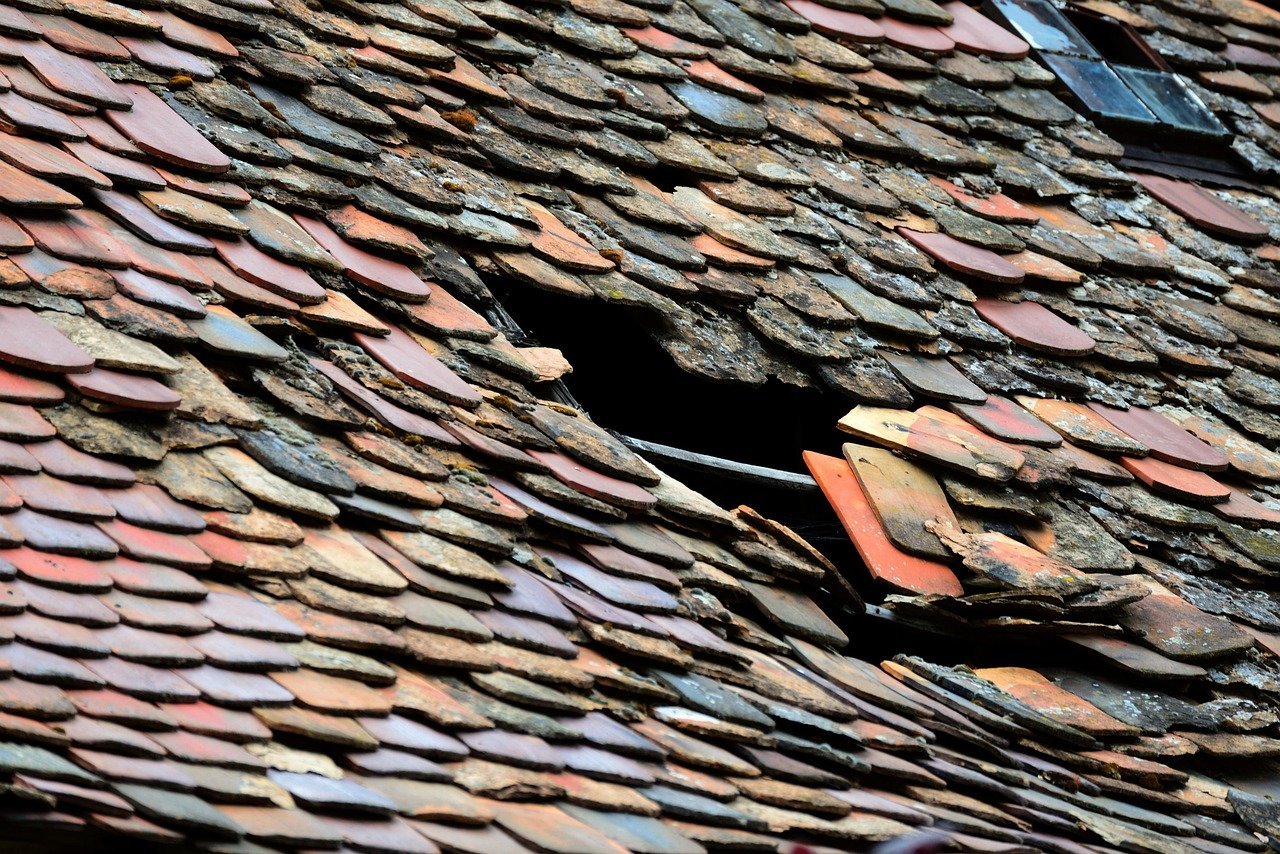 2. A Damaged or Aging Roof That Screams "Expensive" (Image Credits: Pixabay)
