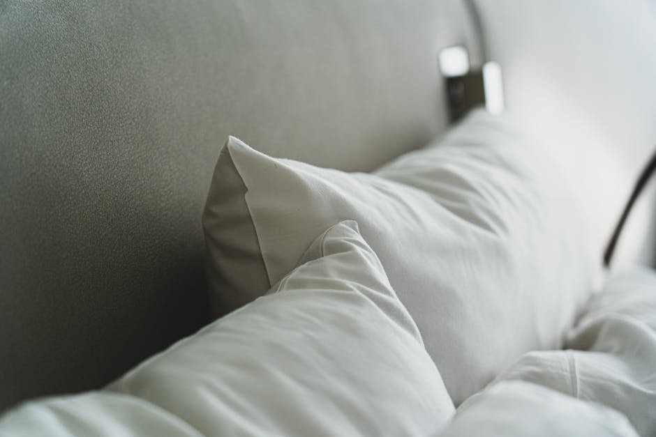 3. Down Alternative Pillows With That Hotel "Fluff" (Under $50) (Image Credits: Pexels)