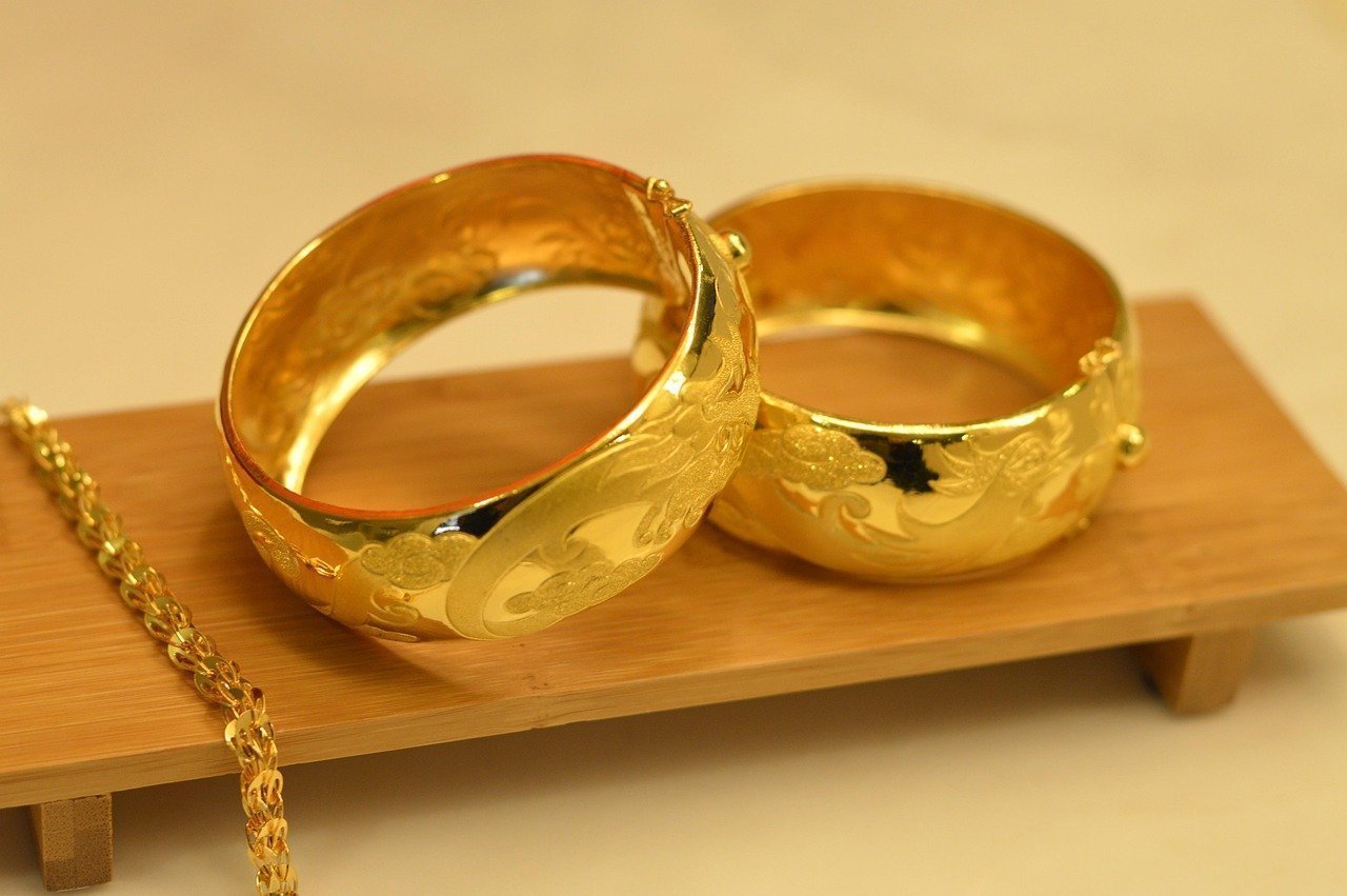 3. Bringing in Wedding or Engagement Rings Signals a Specific Kind of Crisis (Image Credits: Pixabay)