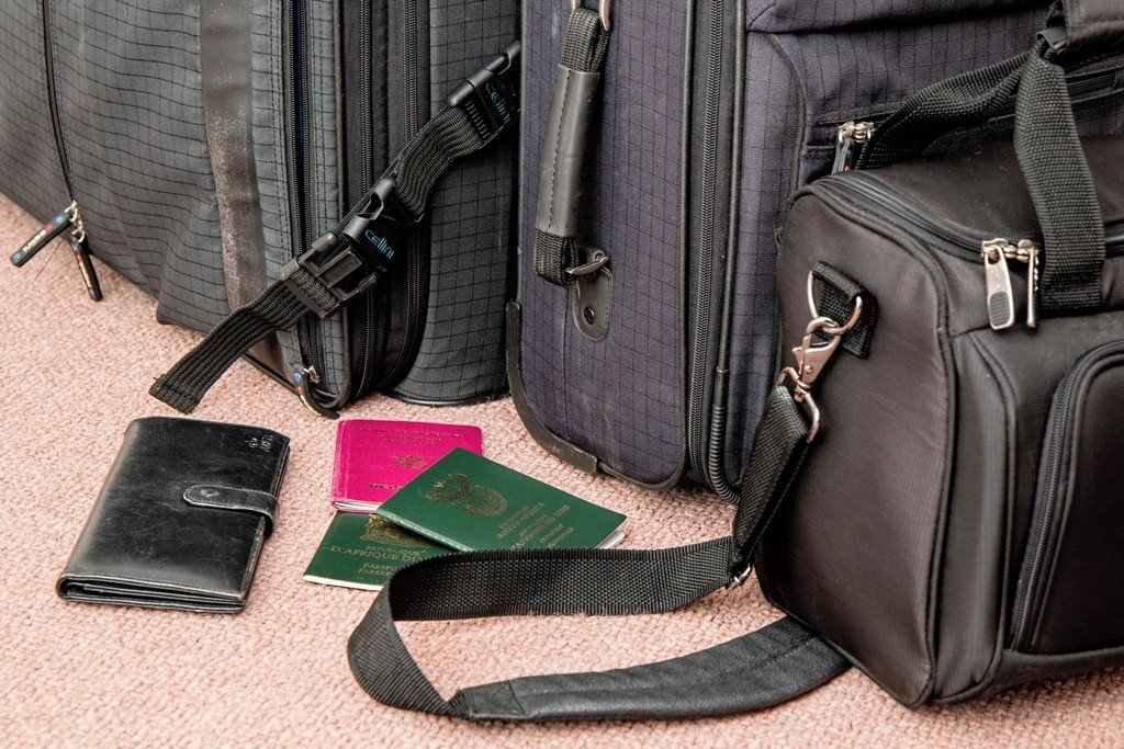 Easy Target #1: Plain Black Soft-Sided Suitcases (Image Credits: Rawpixel)