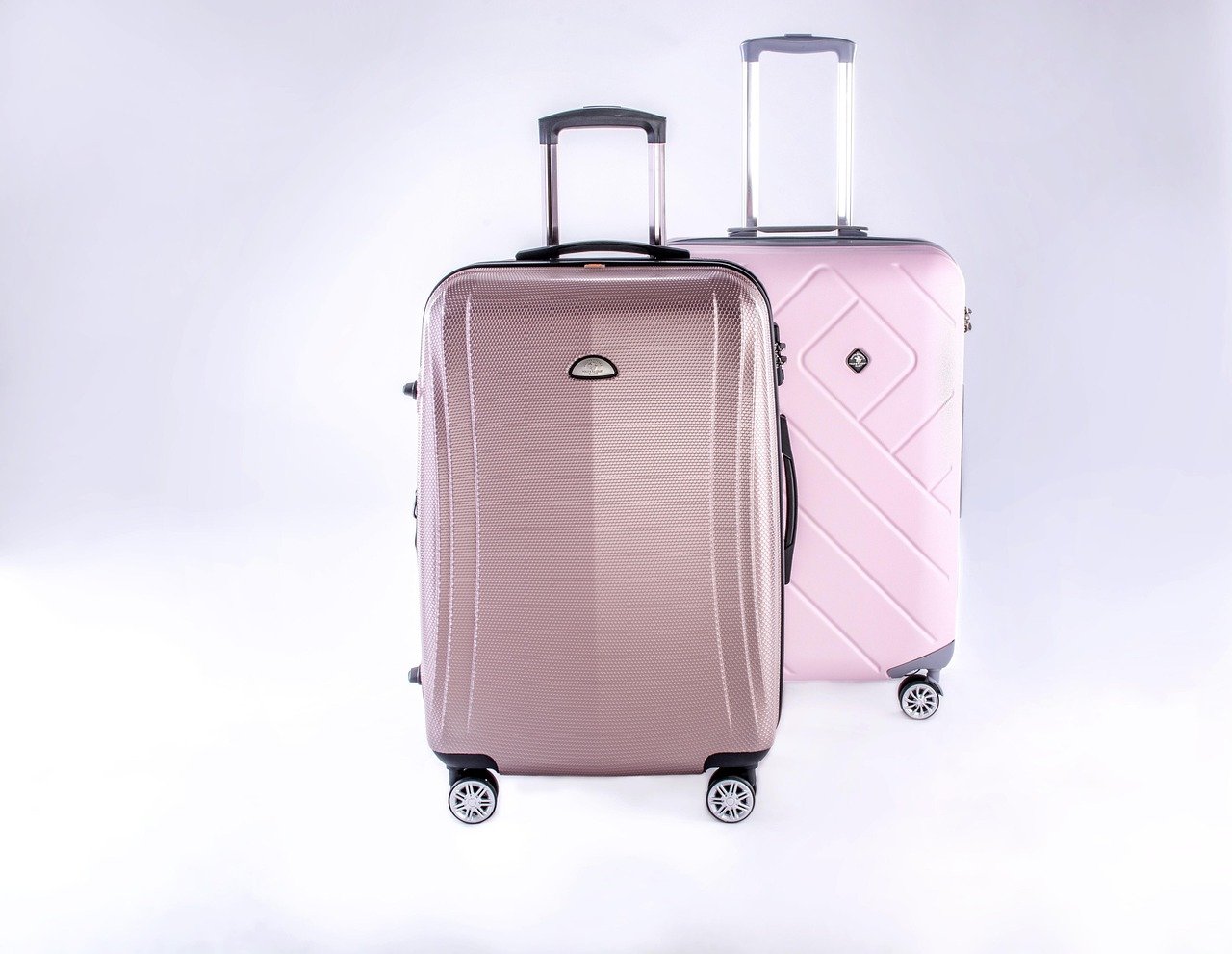 Bags That DON'T Make You a Target #1 to #3: Hard-Shell, Distinctive Color, and GPS-Tracked Luggage (Image Credits: Pixabay)