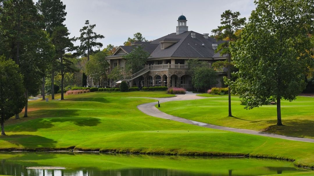 The "Country Club" Mimic: 11 Habits That People Think Look Wealthy (But Actually Look Cheap)