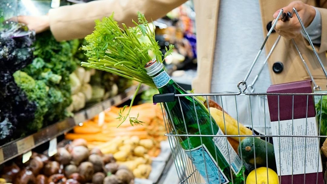 I'm a Grocery Store Manager: 10 Secret Ways Middle-Class Families are Cutting Their Food Bills in Half